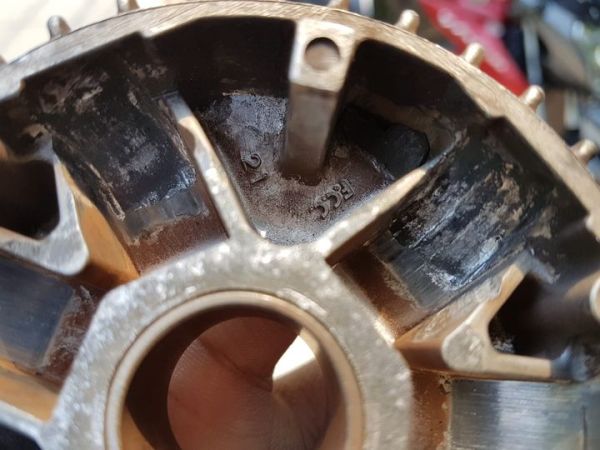 Jalur roller pada rumah roller (variator) rusak akibat roller peyang