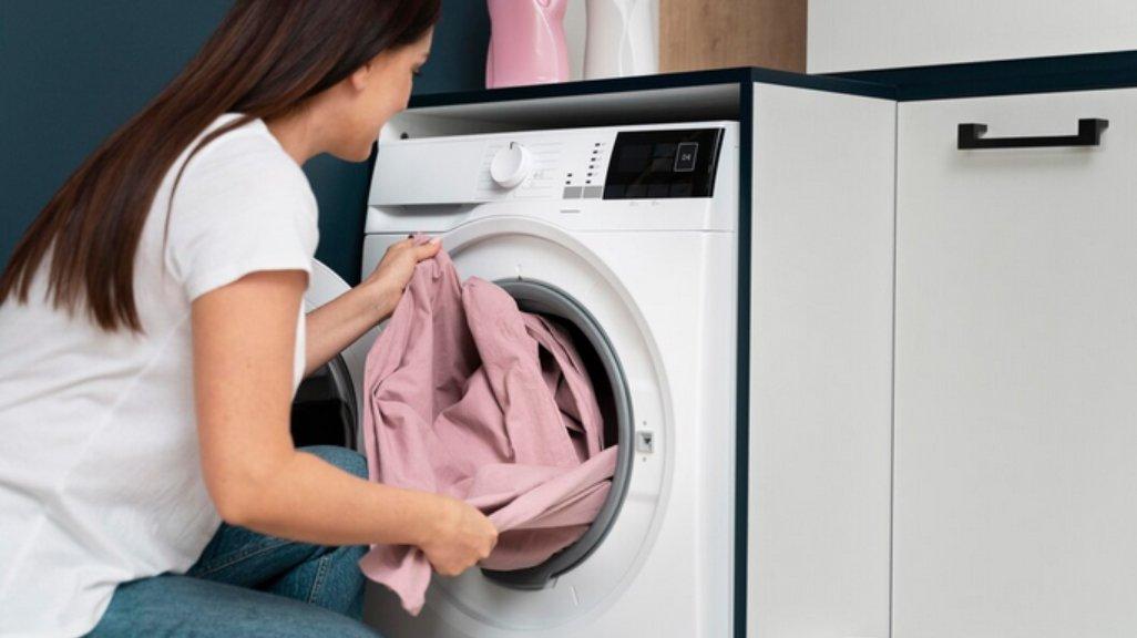 Ilustrasi mencuci dengan mesin cuci.