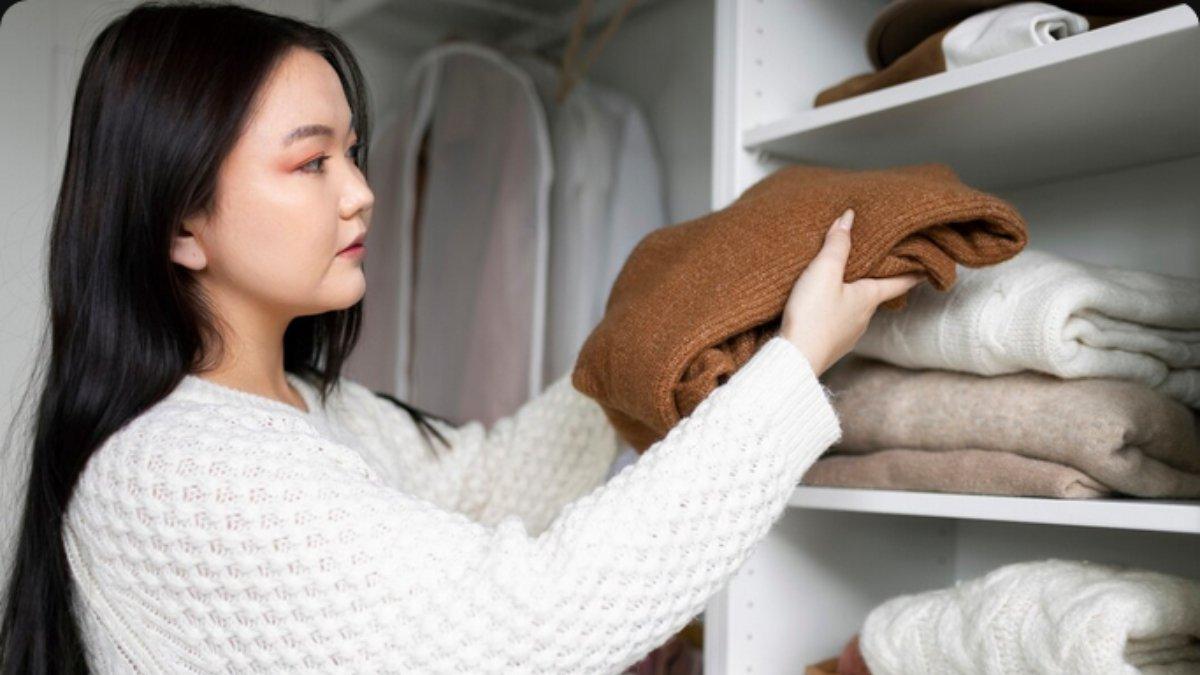 Ilustrasi menyimpan pakaian di lemari