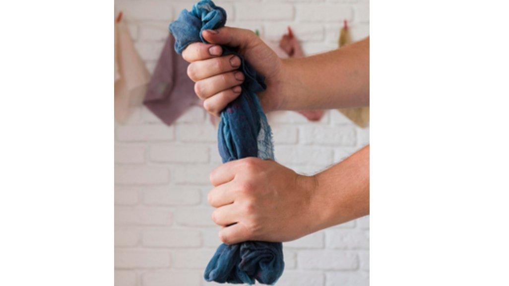 Ilustrasi memeras pakaian