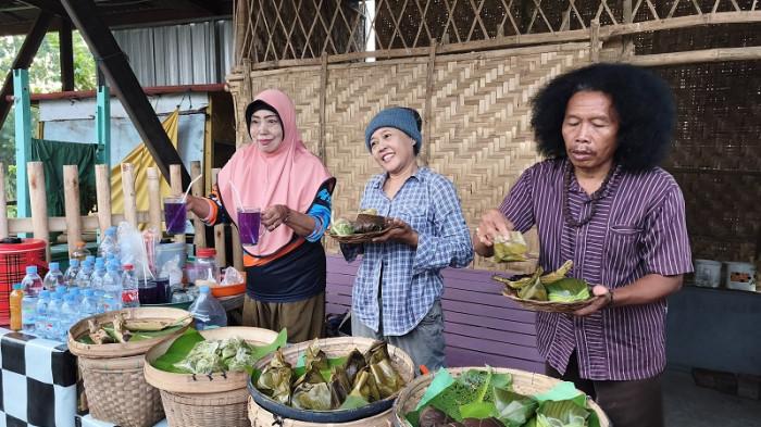 KULINER JADUL - Dari kiri: Endang Sri Asih (Mak Susur), Retno Septi Anggrahenie (Mak Batok), dan Triyono (Lek Kribo), menunjukkan menu kuliner jadul di warung yang mereka kelola, Lapak Jadul Ma'e, Rabu sore (1/4/2026). Warung ini berlokasi di Alun-Alun Kembangjoyo Pati.