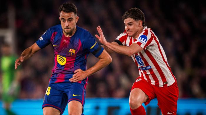 BERDUEL - Aksi gelandang Barcelona, Eric Garcia (kiri) berebut bola dengan penyerang Atletico Madrid, Julian Alvarez (kanan) dalam pertandingan leg pertama babak perempat final Liga Champions di Camp Nou, Kamis (9/4/2026) dini hari WIB.