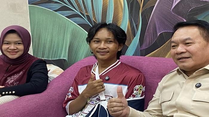 FAJAR SADBOY KECELAKAN - Fajar SadBoy saat ditemui di daerah Tebet, Jakarta Selatan, Kamis (9/4/2026). Ia mengungkapkan kondisinya dan penyebab kecelakaan tunggal.