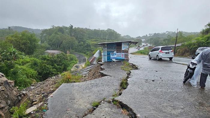 tembok penahan roboh di bener meriahh