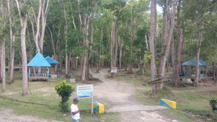 WISATA OELUAN - Pose beberapa pengunjung saat berada di lokasi Obyek Wisata Oeluan, Kamis, 3 April 2025