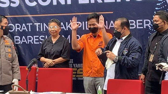 Doni Salmanan angkat tangan sambil senyum minta maaf