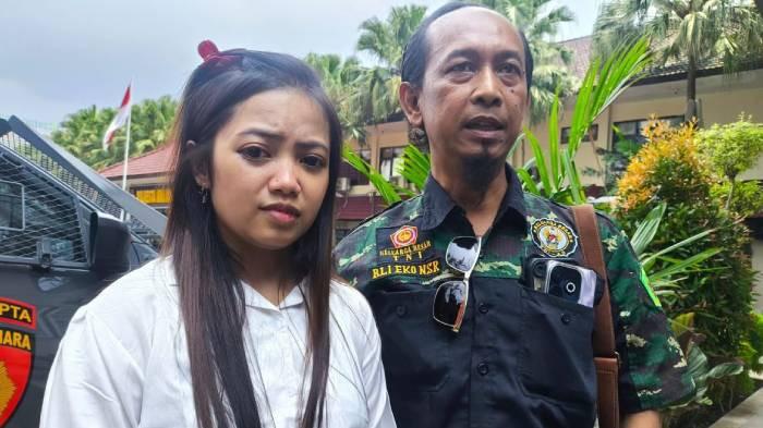 MENIKAH SESAMA JENIS - Intan Anggraeni didampingi keluarga melaporkan pasangannya dalam kasus dugaan pemalsuan identitas pernikahan di Polresta Malang Kota pada Rabu (8/4/2026).(KOMPAS.com/ PUTU AYU PRATAMA SUGIYO)