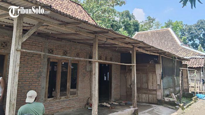 RUMAH DUKA - Situasi rumah duka pelajar kelas VIII SMPN 2 Sumberlawang di Dukuh Gulan, Desa Jati, Kecamatan Sumberlawang, Kabupaten Sragen, Rabu (8/4/2026). Ia tewas diduga akibat perkelahian di kamar mandi sekolah.