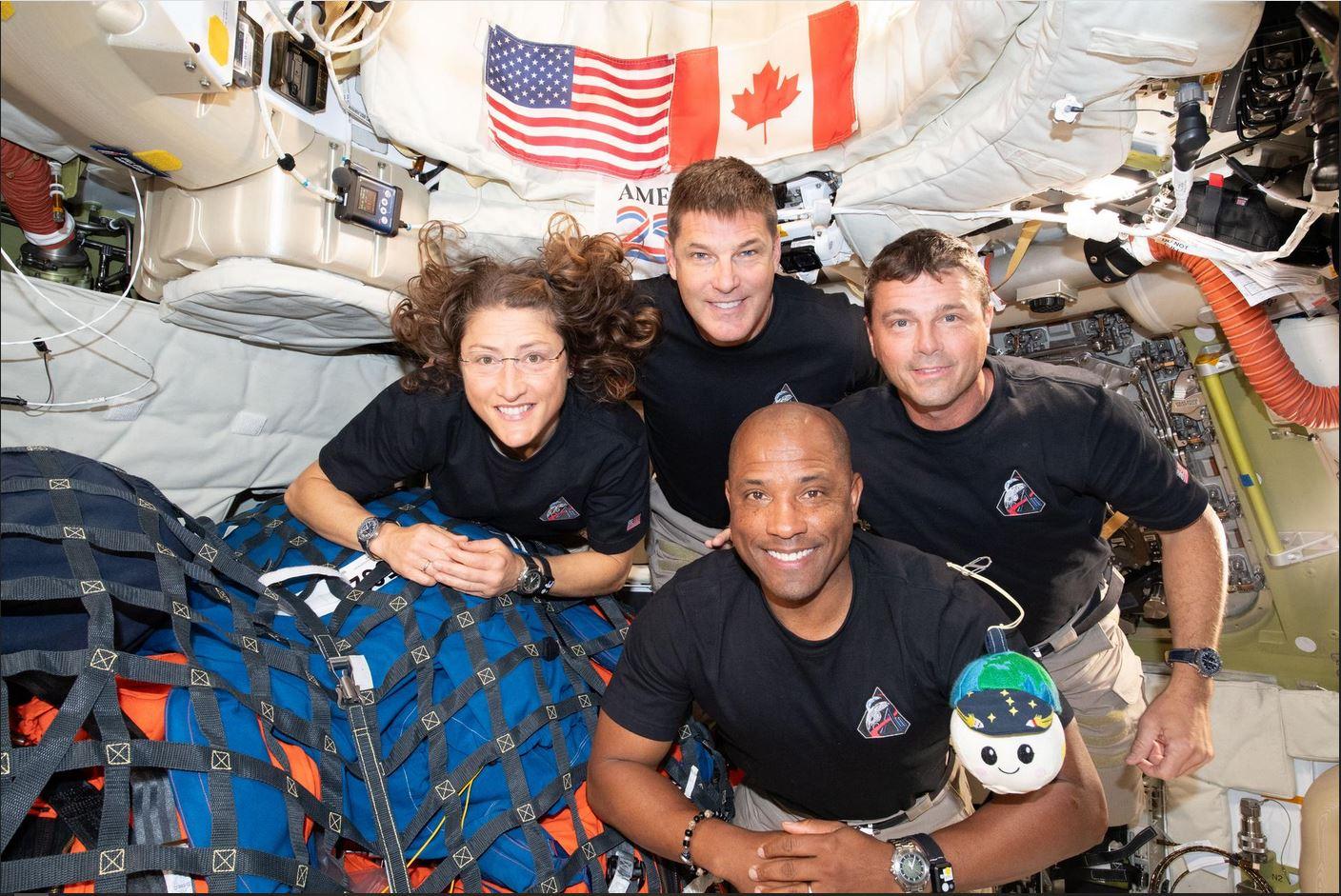 AWAK ARTEMIS II - (Searah jarum jam dari kiri) Christina Koch, Jeremy Hansen, Komandan Reid Wiseman, dan Pilot Victor Glover berpose untuk foto bersama dengan indikator tanpa gravitasi mereka di dalam wahana Orion dalam perjalanan pulang.