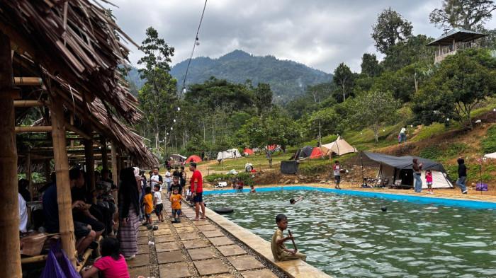 Wisata alam Puncak Kunyi di Desa Kunyi, Kecamatan Anreapi Kabupaten Polman, Sulbar, ramai pengunjung di akhir pekan, Sabtu (28/3/2026). Tawarkan panorama aliran sungai hingga kolam renang. Dok Fahrun.