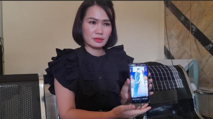 PELAUT BERSELINGKUH - Sartika br Hutauruk, menunjukkan bukti perselingkuhan suaminya yang telah menikah beberapa saat setelah pamit berlayar, Jumat (10/4/2026). Sartika mengaku, permasalahan rumah tangganya ini sudah viral di media sosial.