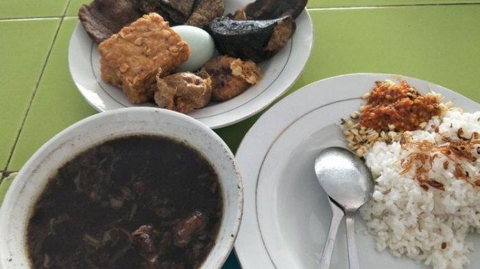 Rawon Setan yang warungnya terletak di Jalan Embong Malang nomor 78, Genteng, Surabaya, Jawa Timur.