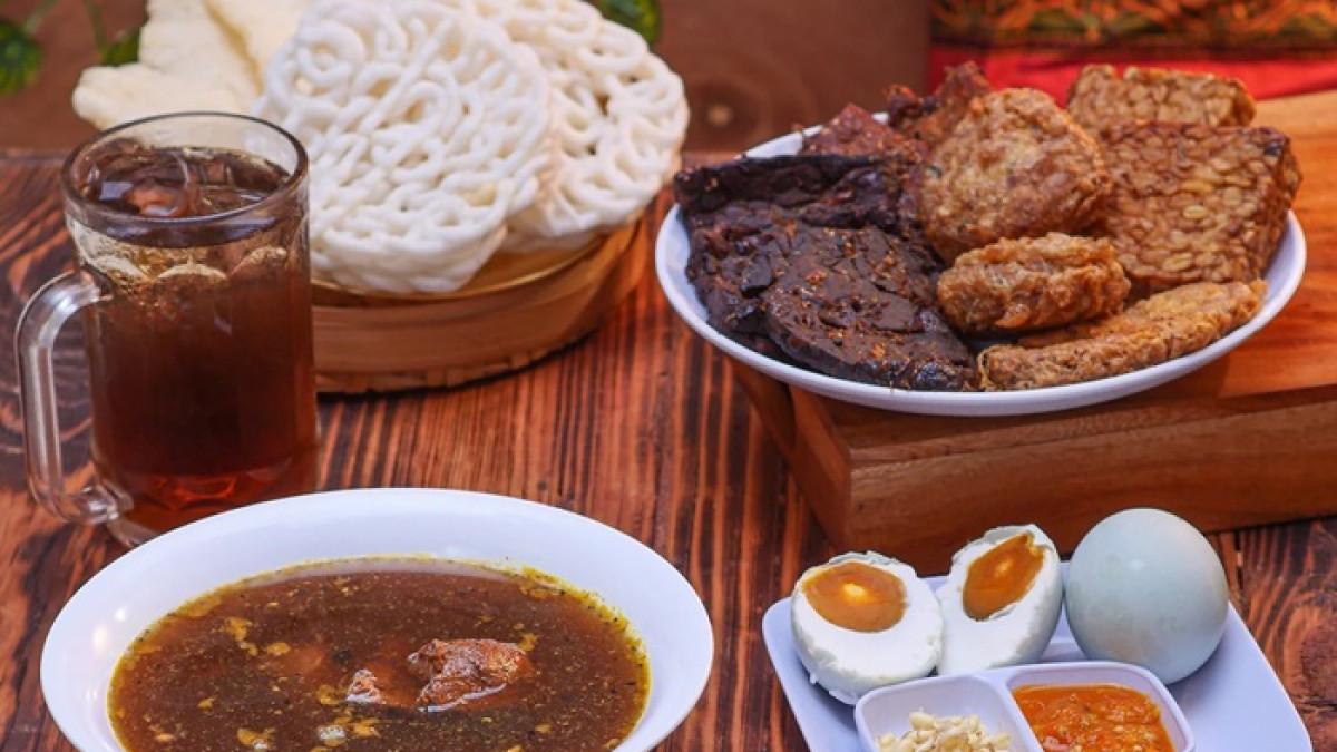 KULINER MALANG - Sajian menu rawon dengan telur asin dan sejumlah lauk di warung Rawon Nguling Malang, Jawa Timur, Jumat (17/10/2025).