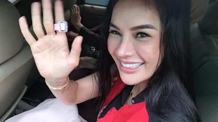 SENYUM - Potret Nikita Mirzani jelang sidang vonis di PN Jaksel, Selasa (28/10/2025).