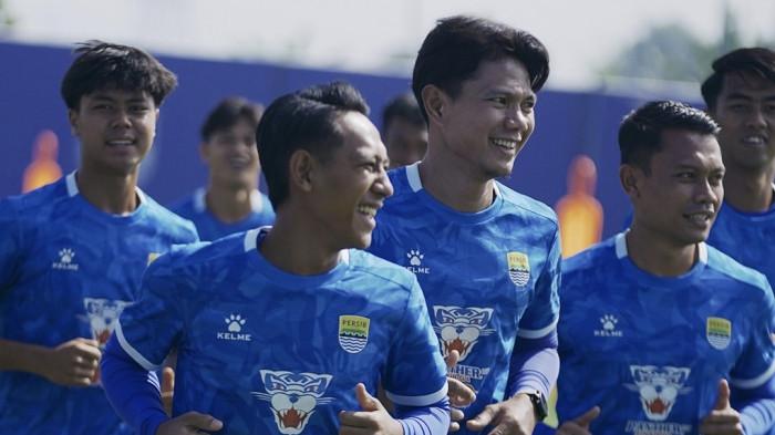 LATIHAN - Pertandingan Persib lawan Bali United pada Super League Indonesia 2025/2026, di Stadion GBLA, Kota Bandung, Minggu (12/4/2026) akan menjadi laga yang sengit.