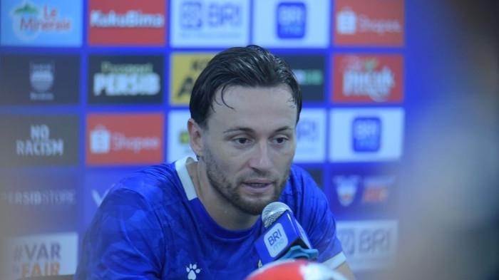 Gelandang PERSIB, Marc Klok, menegaskan kesiapannya menghadapi Bali United pada pertandingan pekan ke-27 Super League 2025/26 di Stadion Gelora Bandung Lautan Api, Minggu, 12 April 2026.