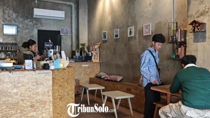 Suasana Kawan Tuli Coffee and Space berlokasi di Jalan Ronggowarsito No.16, Kp. Baru, Kec. Ps. Kliwon, Kota Surakarta, Jawa Tengah
