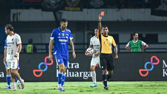 Patricio Matricardi menerima kartu merah dalam laga pekan ke-27 Super League 2025-2026 Persib vs Bali United di Stadion Gelora Bandung Lautan Api, Minggu (12/4/2026).(KOMPAS.com/ADIL NURSALAM)