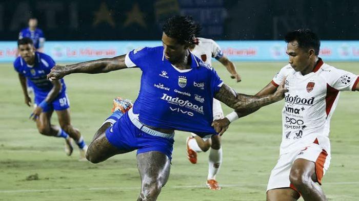 BERDUEL - Penyerang Persib Bandung Ramon Tanque saat berduel dengan pemain Bali United di Stadion Gelora Bandung Lautan Api (GBLA) pada Minggu (12/4/2026) dalam pekan ke-27 Super League 2025/2026. Persib Bandung menang 3-2.