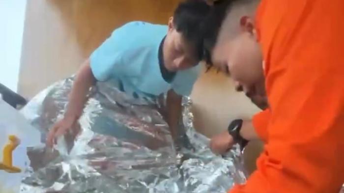 BAYi DIBAWA MENDAKI - Petugas Basarnas Semarang saat mengevakuasi bayi berusia 1,5 tahun yang dibawa mendaki oleh orangtuanya di Gunung Ungaran, Kabupaten Semarang. Dok Basarnas Semarang