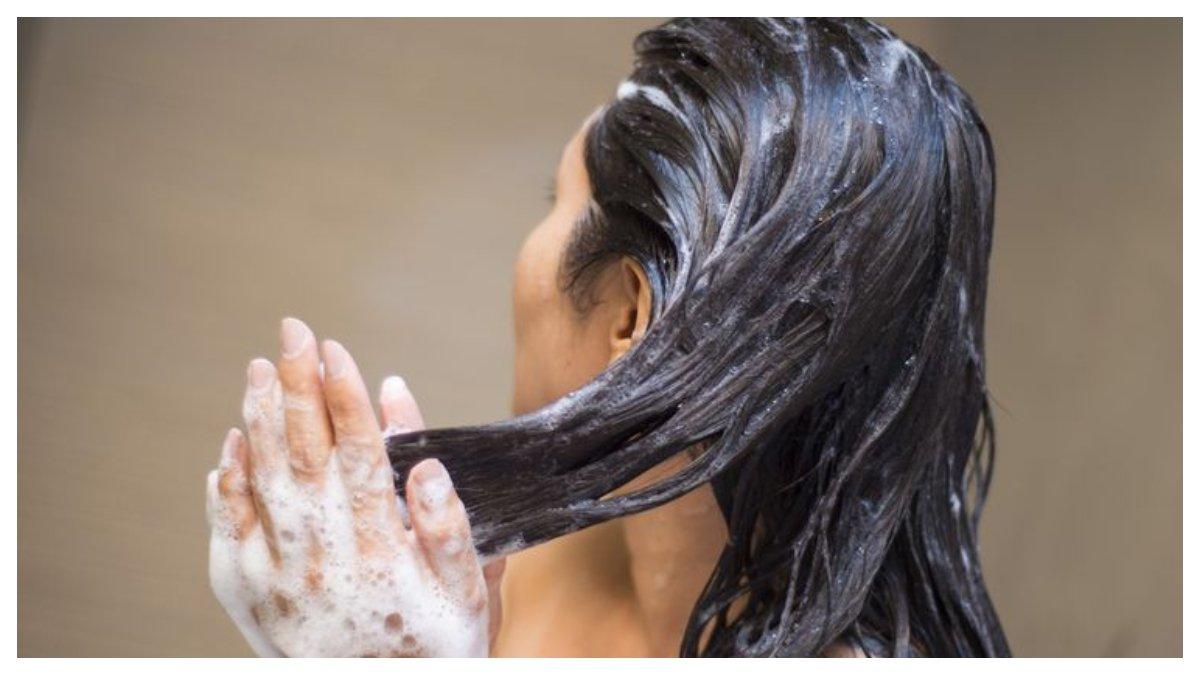 Ilustrasi tips merawat rambut agar tidak rontok dengan memilih shampoo yang tepat