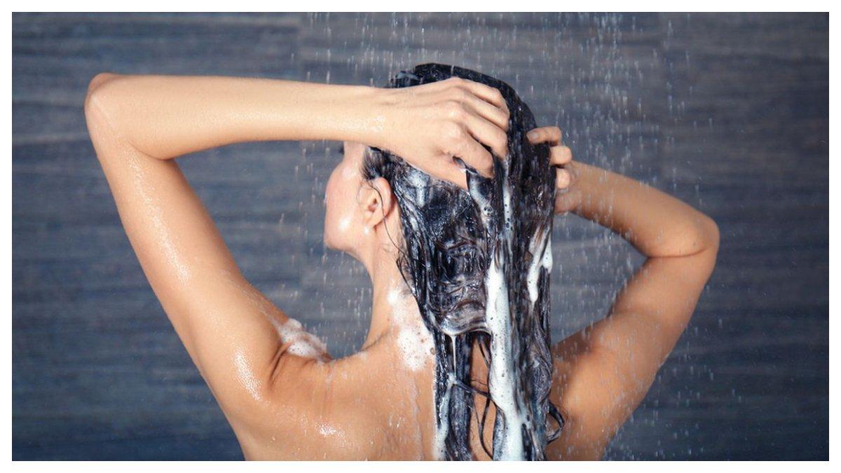 Ilustrasi tips merawat rambut agar tidak rontok dengan tidak sering keramas