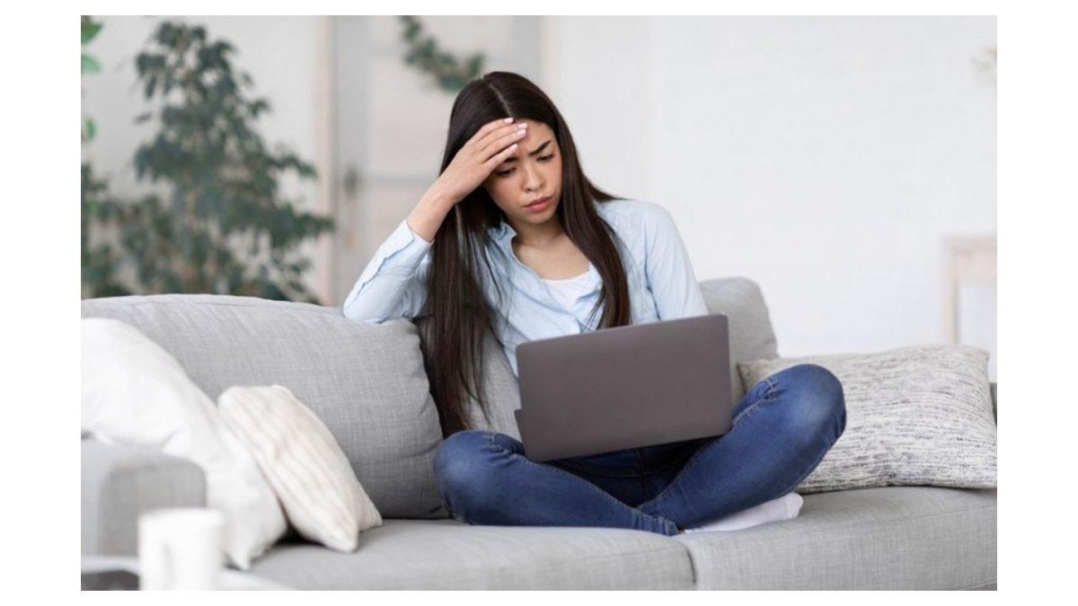 Ilustrasi tips merawat rambut agar tidak rontok dengan menghindari stress berlebihan