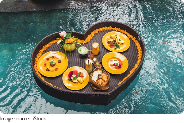 Sarapan di Kolam Renang
