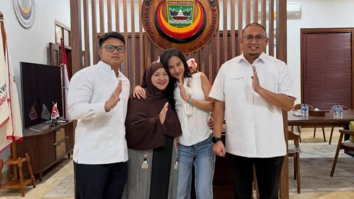 AZIZAH SALSHA DAMAI - Unggahan instagram Bigmo bersama ibundanya dan Azizah Salsha bersama ayahnya, politikus Andre Rosiade.