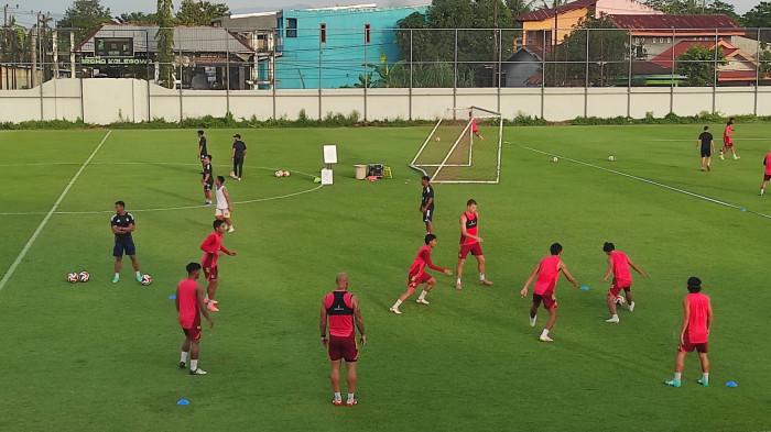 LATIHAN PSM - Skuad PSM Makassar main rondo di Stadion Kalegowa, Jl Poros Pallangga, Kecamatan Pallangga, Kabupaten Gowa, Sulsel, Senin (13/4/2026) sore. PSM Makassar bersiap hadapi Borneo Samarinda FC.