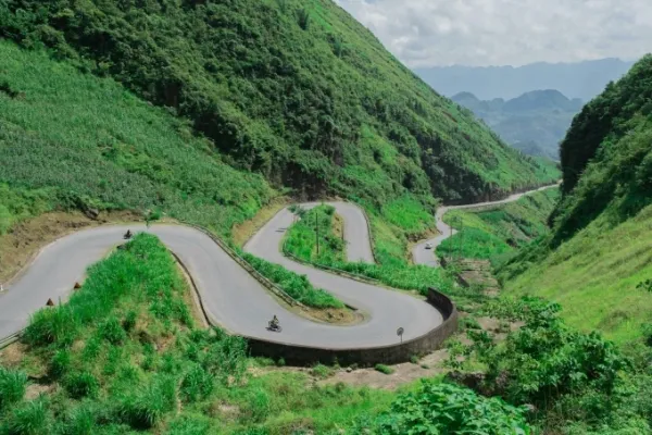 A mountain pass in Ha Giang Province, Vietnam. Photo by Pexels