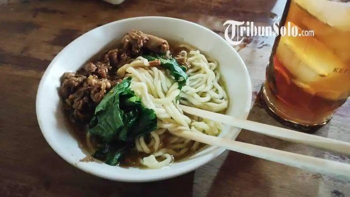 MIE AYAM LEGENDARIS - Sajian semangkuk Mie Ayam Pilist Solo.