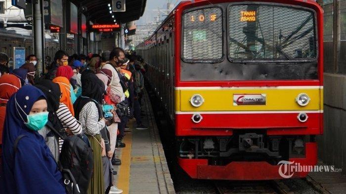 Ilustrasi sejumlah penumpang mengantre untuk menaiki KRL di Stasiun Tanah Abang, Jakarta Pusat menuju Stasiun Cikarang.