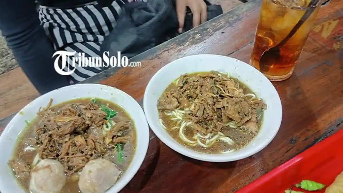 KULINER LEGENDARIS SUKOHARJO - Sajian mie ayam di lapak Mie Ayam Pocong Tugu Lilin Pajang.