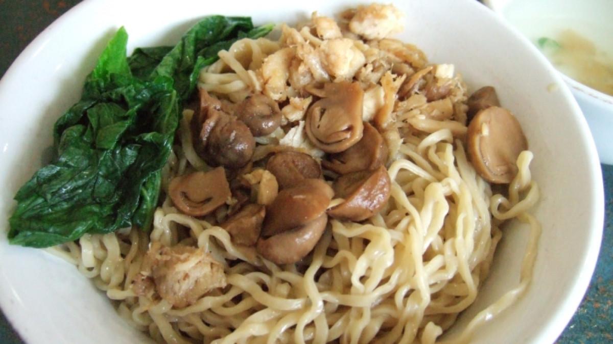 Ilustrasi sajian mie ayam enak di Solo untuk makan siang.