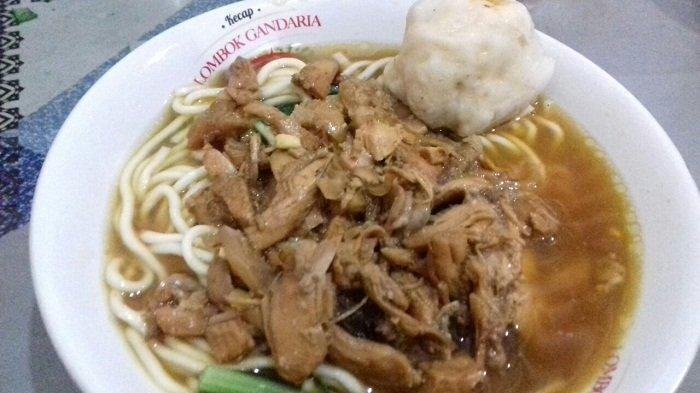 Seporsi mi ayam di Warung Mie Ayam Adik Dewi, Sondakan, Laweyan, Solo.