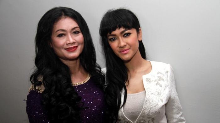 Artis Julia Perez dan Ibunya Sri Wulansih, saat ditemui di Kawasan Kebon Jeruk, Jakarta Barat, Selasa (3/2/2015)