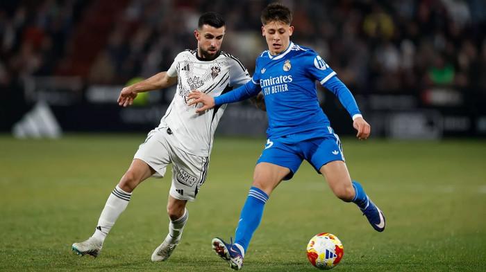 DUEL BOLA - Perebutan bola antara pemain Real Madrid, Arda Güler menghadapi pemain Albacete pada babak 16 besar Copa del Rey 2025/2026 di Estadio Carlos Belmonte pada Kamis (15/1/2026). (Website Madrid - 15/1/2026).