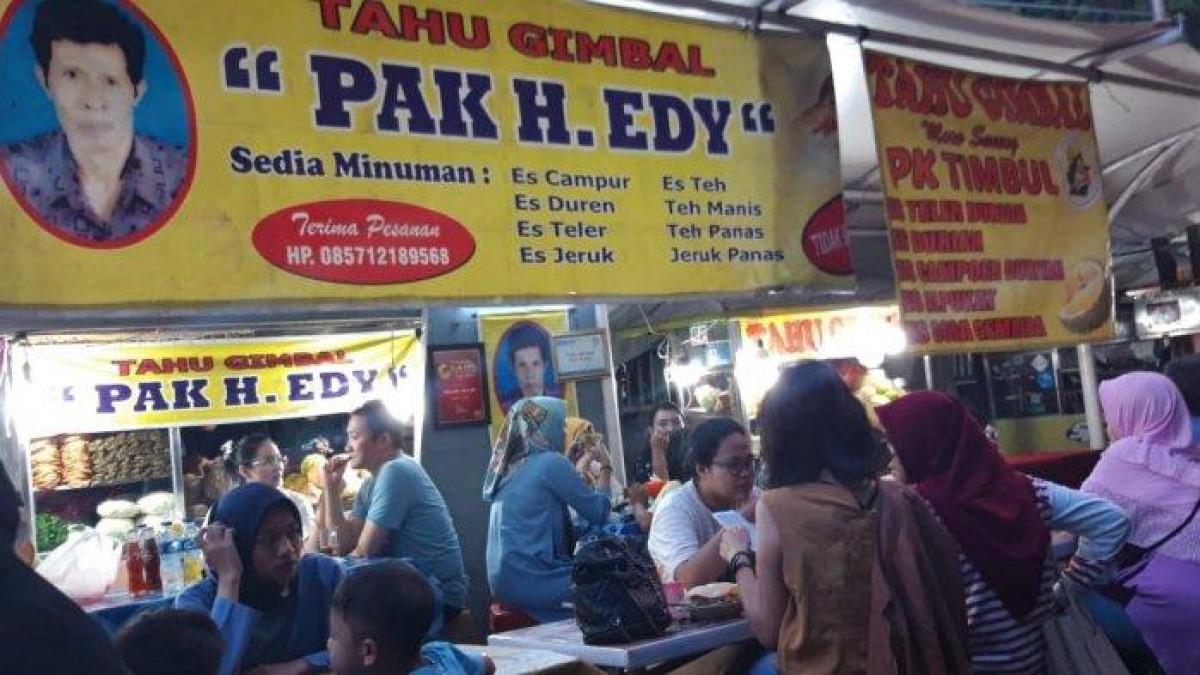 Warung Tahu Gimbal Pak Edy di Foodcourt utara Taman Indonesia Kaya, Minggu (26/5/2019)