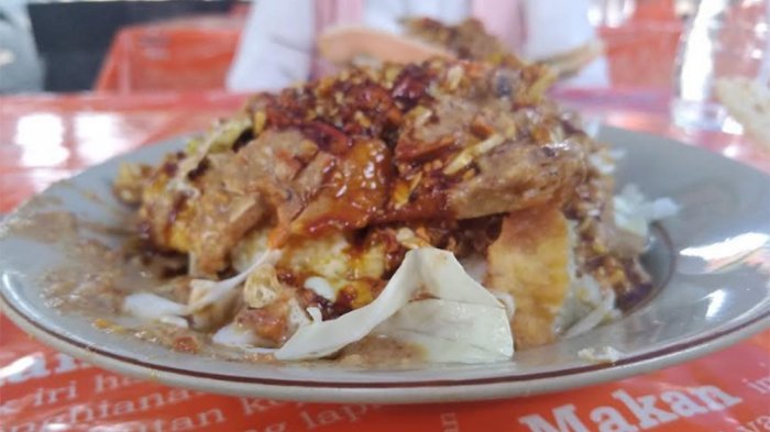 Ilustrasi sajian tahu gimbal khas Semarang untuk makan siang enak.