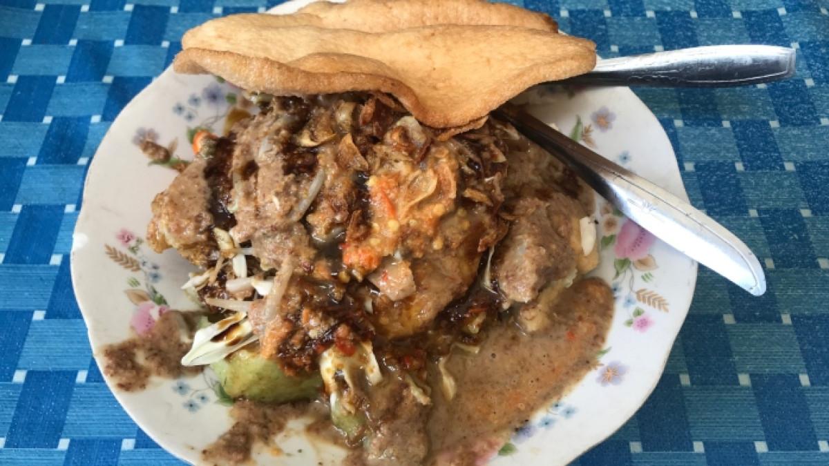 Ilustrasi tahu gimbal untuk menu makan siang enak.