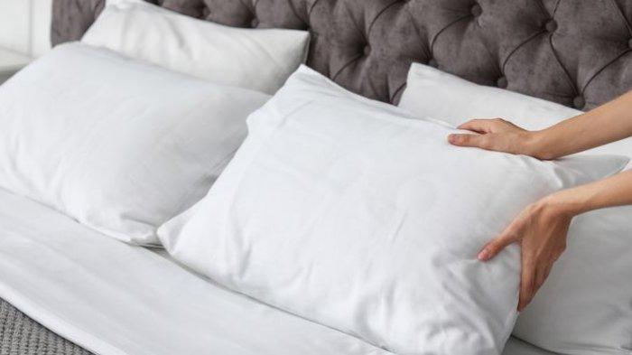 ilustrasi menggunakan bantal tambahan saat tidur, salah satu cara alami atasi pilek