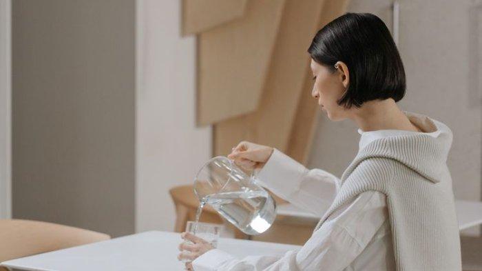 ilustrasi konsumsi air putih untuk memenuhi kebutuhan cairan, salah satu cara alami atasi pilek