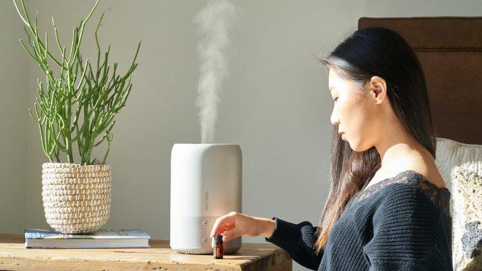 Ilustrasi penggunaan humidifier, sebagai salah satu cara atasi pilek tanpa obat