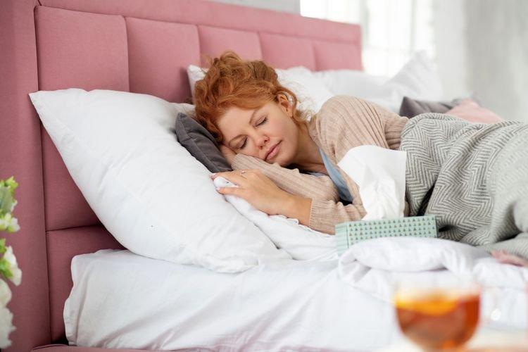 ilustrasi pentingnya istirahat yang cukup saat pilek untuk mempercepat penyembuhan