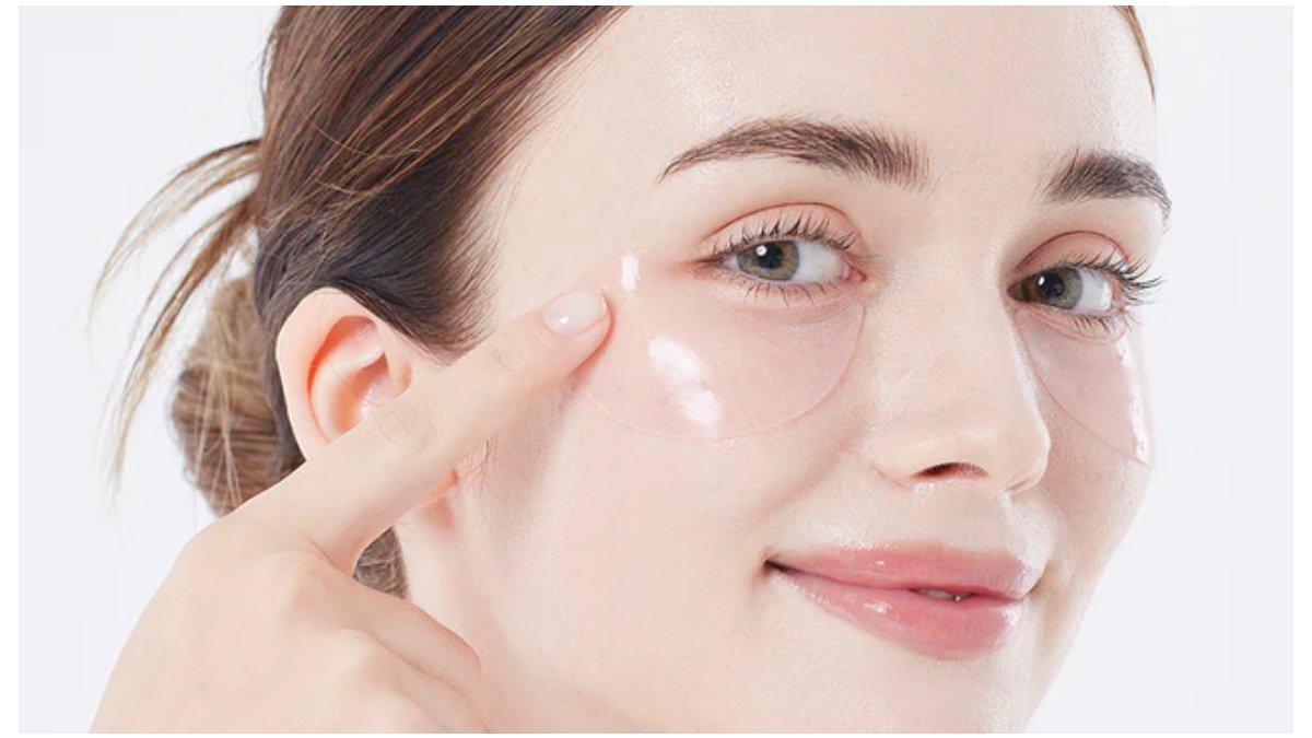 Ilustrasi wanita menggunakan skincare dengan kandungan peptide