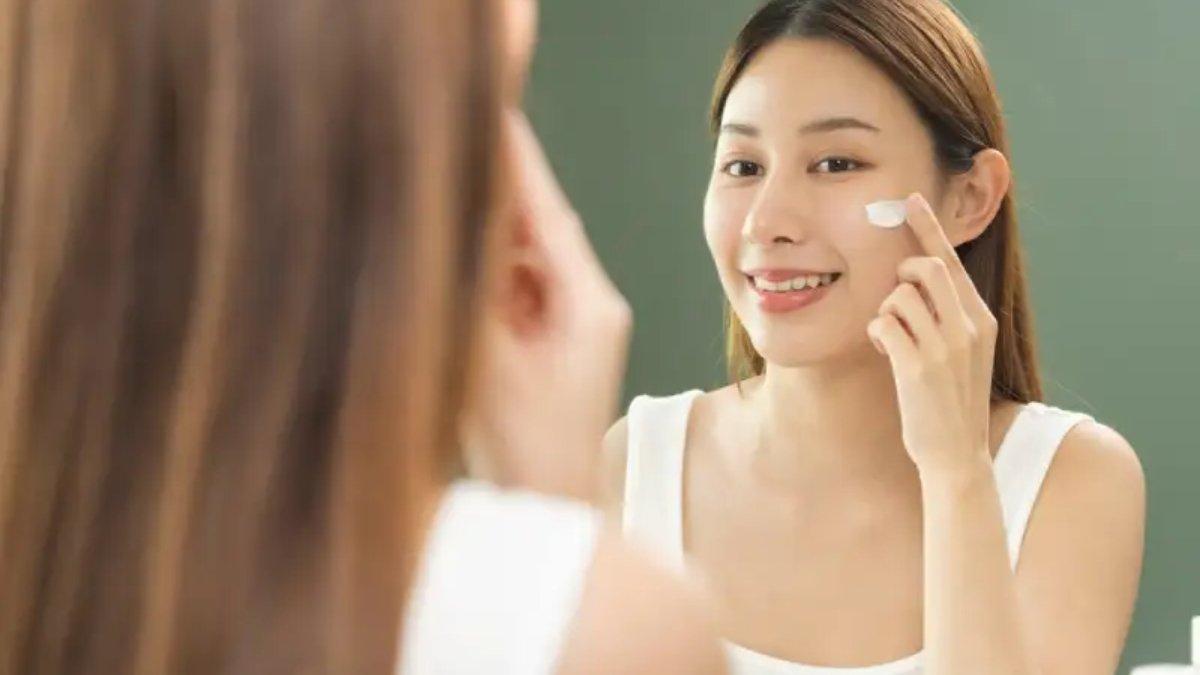 Ilustrasi wanita menggunakan skincare dengan kandungan retinol