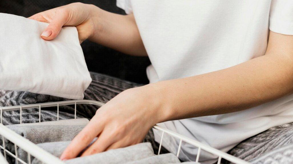 Ilustrasi tips tampil modis dengan outfit basic dengan memilih pakaian berwarna netral