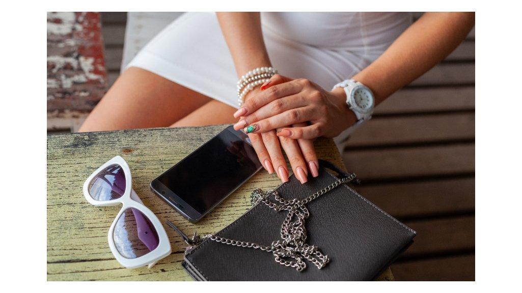 Ilustrasi tips tampil modis dengan outfit basic menggunakan aksesoris