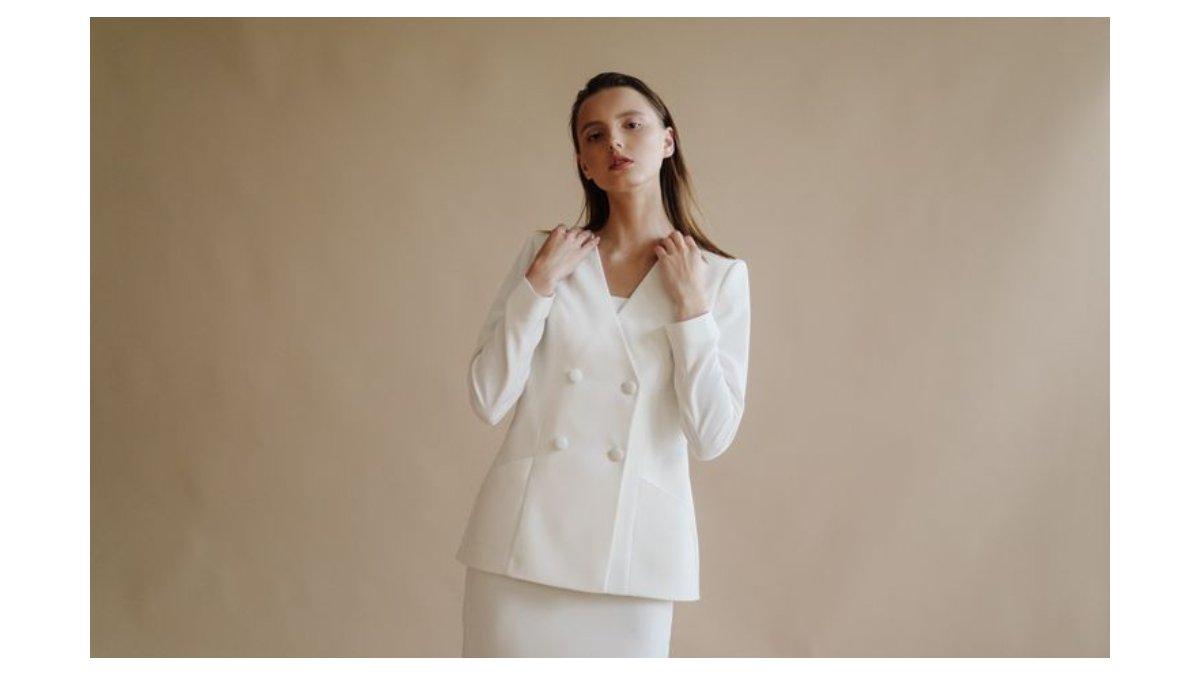 Ilustrasi percaya diri adalah kunci tampil modis dengan outfit basic